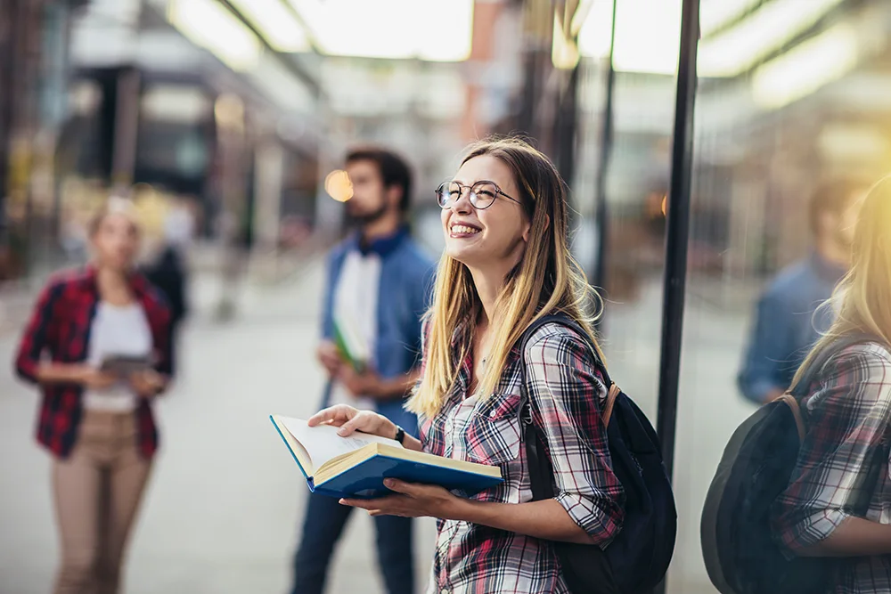 Studentka pracująca przy komputerze
