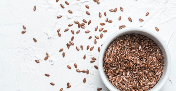 Siemię lniane – złociste czy brązowe? Właściwości zdrowotne i zastosowanie w kuchni