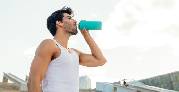 Nawodnienie podczas treningu – dlaczego sama woda czasem nie wystarcza